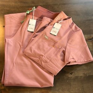 Figs scrub set - mineral mauve. New with tags!